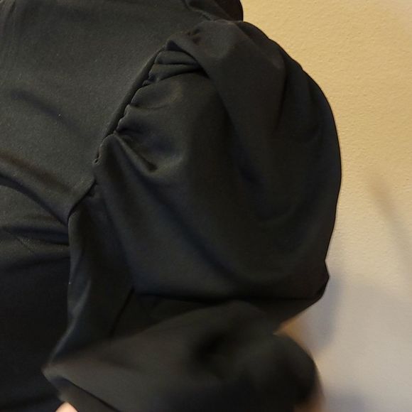 Sleeve Mock Neck Fitted Keyhole Trend Top sz Med or Large in True Black - Picture 5 of 8